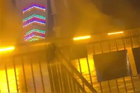 沈阳一大摆锤遇暴雨变“滚筒洗衣机”，游客：冷冷的冰雨在脸上胡乱地拍图片