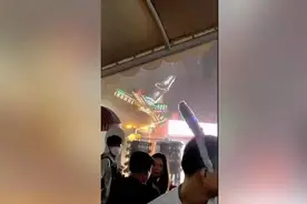 现场！沈阳游乐场突降暴雨 大摆锤秒变滚筒洗衣机开启甩水模式图片