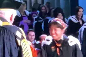 好酷！壮族妹子在国外穿民族服饰参加毕业典礼，获万人点赞图片
