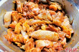 广东侨乡台山的特色鸡饭按锅上 饭焦诱人图片