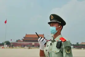 在祖国心脏正中央站岗，汗水流进眼眶也不能擦图片