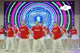 “王心凌都没你甜”的长沙爸爸，在儿子毕业汇演上又占C位图片