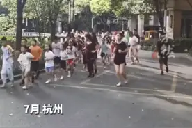 体育老师每天早上带一群邻居跑步！网友：我瘦不下来只因小区没体育老师图片