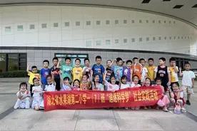 这群小学生在省科技馆追逐科学梦图片