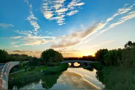 一道残阳铺水中，半江瑟瑟半江红，南海子公园现晚霞美景图片