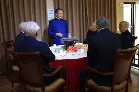 「每日社科」开启我国民营经济发展大戏的一顿火锅图片