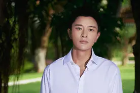 贾乃亮户外林间写真释出 衬衫西裤穿搭走商务风图片