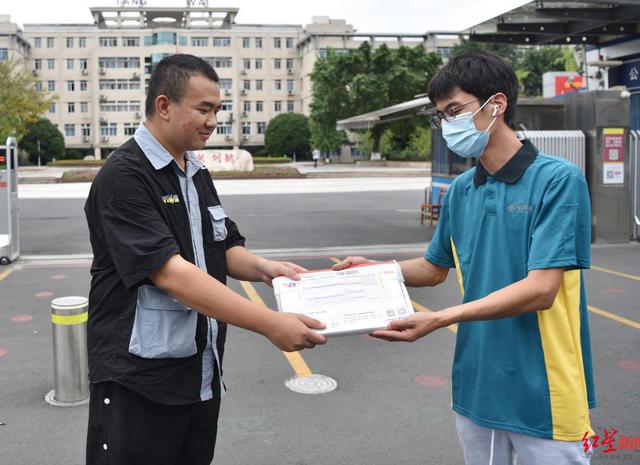 成都首封北大录取通知书送达！签收人来自这所学校……
