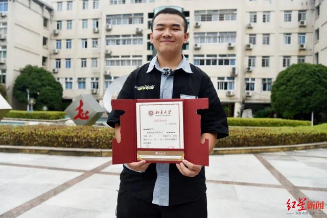 成都首封北大录取通知书送达！签收人来自这所学校……