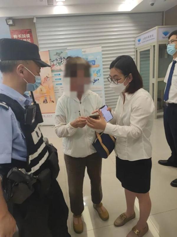 迷你世界m版本下载（老人到银行赎回70多万元理财钱）