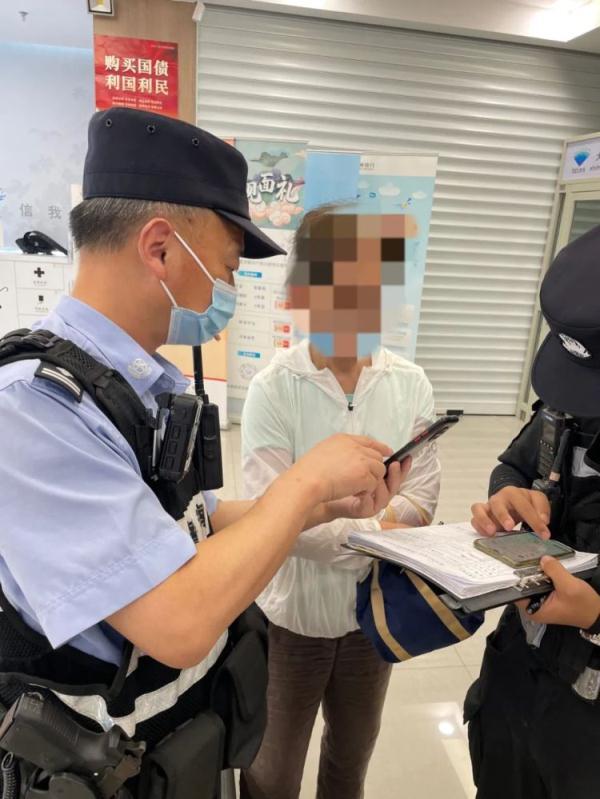 老人到银行赎回70多万元理财钱，大堂经理：绝对不行