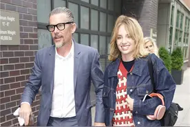 伊桑·霍克与女儿出席活动 父女二人牵手气氛融洽图片