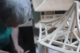 变废为宝！杭州老人用火柴雪糕棒精巧复刻亭台楼阁图片