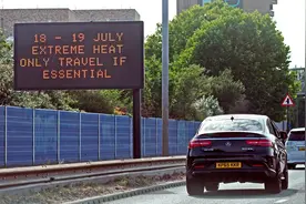 道路融化、铁轨热得着火，英国基建顶不住了 网友：太热了，白鞋底都被沥青路弄黑图片