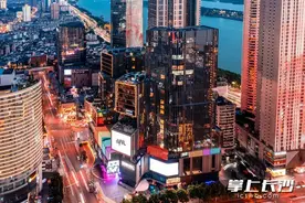 夜妆师：一面化妆镜投映长沙“夜”精彩图片