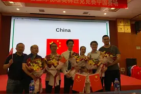 当年抱着“实验材料”睡觉的孩子，今天拿到了国际物理奥赛金牌图片