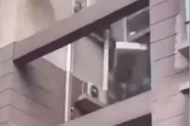 心惊肉跳！空调安装师傅一脚踏空……图片