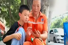 暖心！10岁男孩追着给环卫工妈妈扇风，再苦的日子有爱就多彩图片