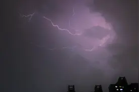 雷雨天打手机会被雷劈吗？图片