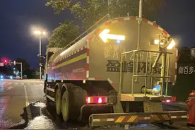 啥操作？洒水车在消防栓取水后又原地放水图片