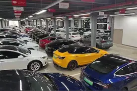 开了2年的宏光MINI EV还能倒赚1万元，上海二手车市现“冰火两重天”| 调查图片