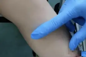 深圳8岁女童在儿童乐园摔倒割伤小腿，缝了十余针，乐园回应图片