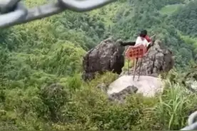 贵州一景区两男子脚踢悬崖边巨石，当地：将加强巡查图片