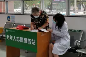 价值万元金项链失而复得，七旬老人在医院留下手写感谢信图片