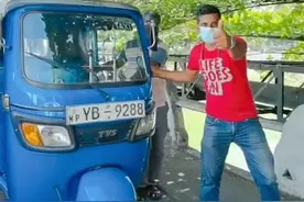 在一个“破产”的国家生活：商店停电后摸黑购物图片