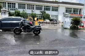 路程短，速度快，年轻小伙想骑摩托车从高速回家图片