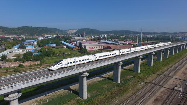 2021年8月19日,在黑龙江省牡丹江市,牡佳高铁首趟试运行列车通过一座