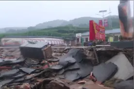 甘肃庆城：强降雨导致多人被困,消防救援人员紧急救援