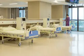 吃了一碟发霉榨菜，广州一阿伯入院抢救一个月图片