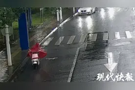 小轿车不断鸣笛，辅警骑车路过救了女车主图片