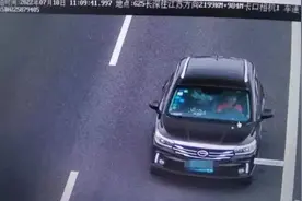 12岁哥哥带着妹妹偷开汽车上高速，狂飙100多公里图片