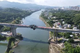 龙龙铁路福建段最大跨度连续梁顺利合龙图片