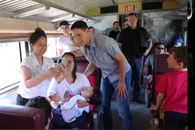 加国家邮报：加拿大政府要求火车上戴口罩 特鲁多总理却敞开脸部图片