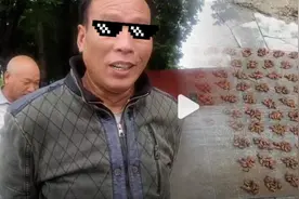 男子一晚抓千只金蝉收入近千元！网友：亏了，小时候一晚抓200个都吃了……图片