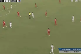 国足东亚杯半场0-1韩国，朱辰杰失误头球自摆乌龙图片