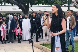 摩洛哥女孩在北非街头唱中文歌走红，盼在大理洱海开演唱会图片