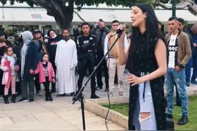 摩洛哥女孩在北非街头唱中文歌走红，盼在大理洱海开演唱会图片