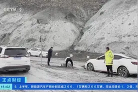 新疆乌苏：强降雨引发泥石流 独库公路部分路段临时封路图片