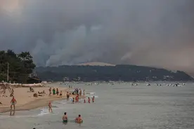 全球多地现五颜六色天空 都是气候变化的结果图片