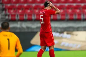 二队对二队，还是赢不了！中国男足东亚杯首轮0:3不敌韩国队图片