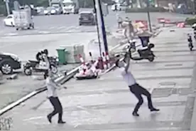 幼童从6楼跌落，他们徒手接住了！惊险一瞬刷屏——图片