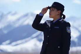 130285，警号重启——“长大后，我也成了你”图片