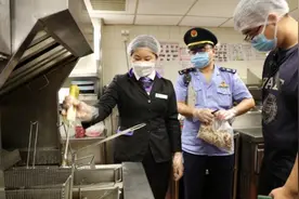 现场直击！市场监管部门介入调查必胜客，员工现场倒原料……图片