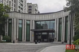 上海一男子醉驾连撞多辆豪车，记者实探：肇事车辆被拖出小区图片