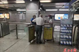 赞！在武汉，外地65岁以上老人可凭身份证免费坐地铁图片