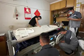 新闻追踪丨爱心企业捐赠智能床，帮“羊汤奶奶”儿子解决翻身难题图片